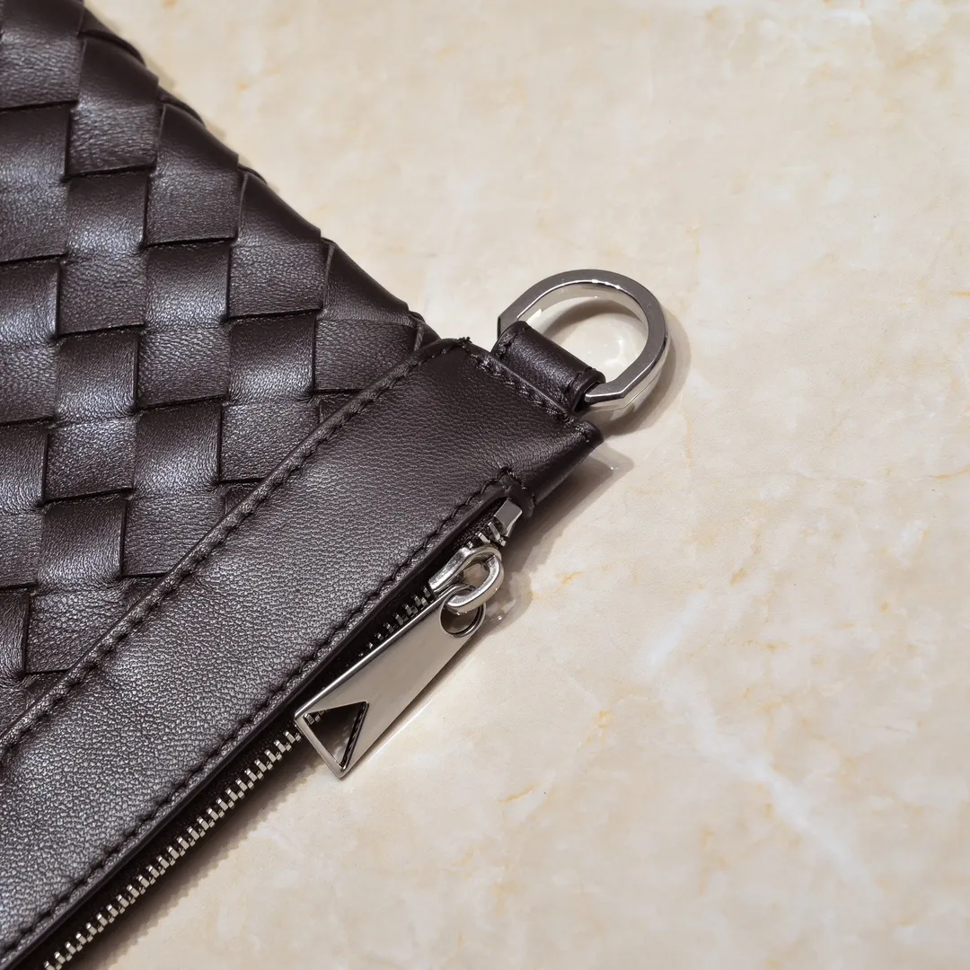 Batch 1360 Bottega Veneta's Bottega Veneta handbag transforms into a man in seconds ⌨️The texture is great! The weaving process is exquisite, simple and elegant, and it perfectly matches any clothes! Whether you are out on the street or on a date, it can instantly improve your overall taste. It can not only hold your wallet and mobile phone, but also the charm of your male god. Style number: 6518 Size: 33*22*7cm